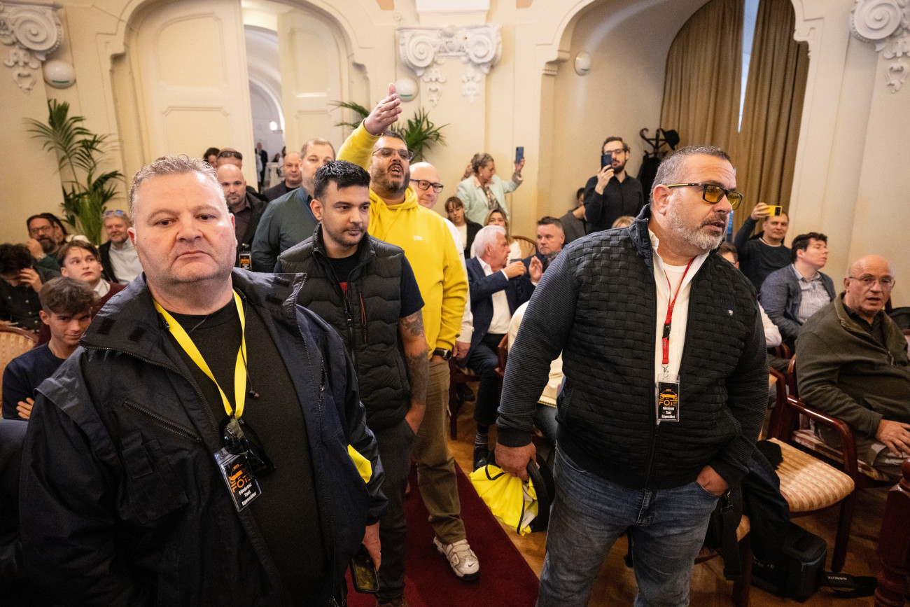 Budapest, 2025. október 29.
A taxisdemonstráció képviselõi a Fõvárosi Közgyûlés ülésén a Városháza dísztermében 2025. október 29-én. A taxisok tarifaemelést követelnek, valamint szorgalmazzák az engedélyek számának korlátozását, az illegális fuvarszervezés felszámolását.
MTI/Szigetváry Zsolt