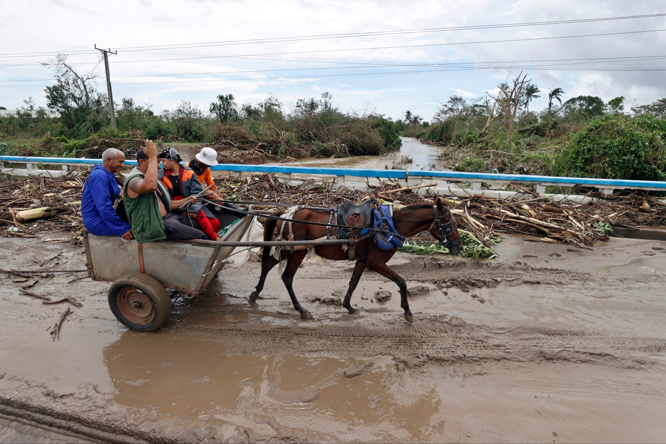 Guamá, 2025. október 30.
Sárral borított úton közlekednek helyiek a Melissa hurrikán elvonulása után Guamában 2025. október 29-én. A kubai elnök elsõ beszámolója szerint a hurrikán jelentõs károkat okozott az országban.
MTI/EPA/EFE/Ernesto Mastrascusa