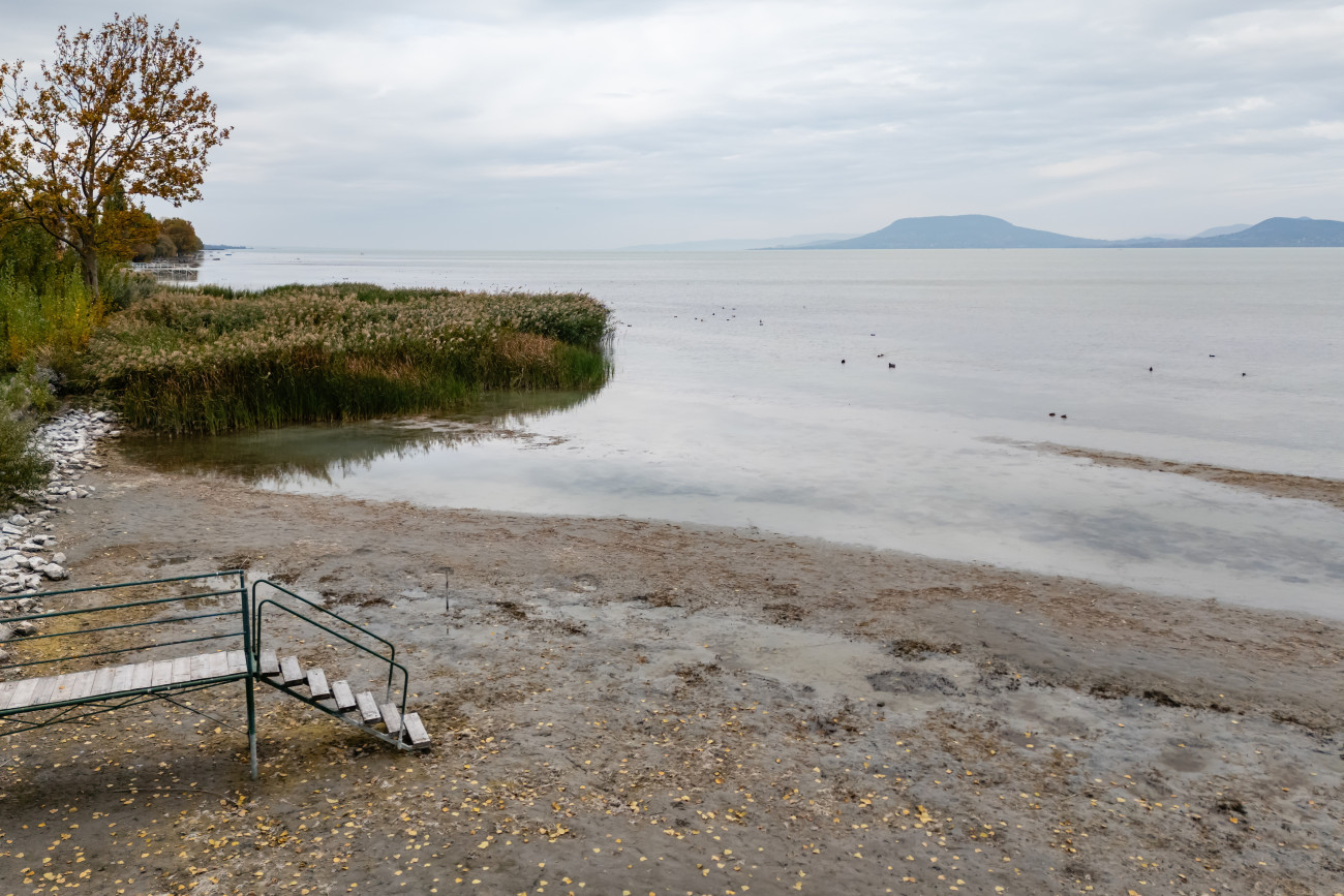 Balatonboglár, 2025. október 21.
A drónnal készült felvételen kilátszik a Balaton medre Balatonbogláron az alacsony vízállás miatt 2025. október 21-én.
MTI/Vasvári Tamás