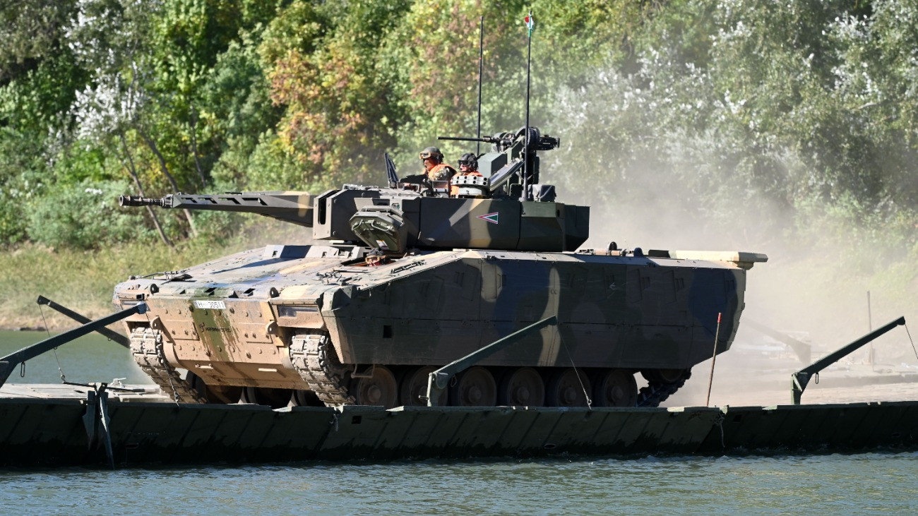 Martfû, 2025. október 2.
Az Adaptive Hussars 2025 országvédelmi gyakorlat Martfû-Vezseny tiszai átkelése 2025. október 2-án.
MTI/Mészáros János