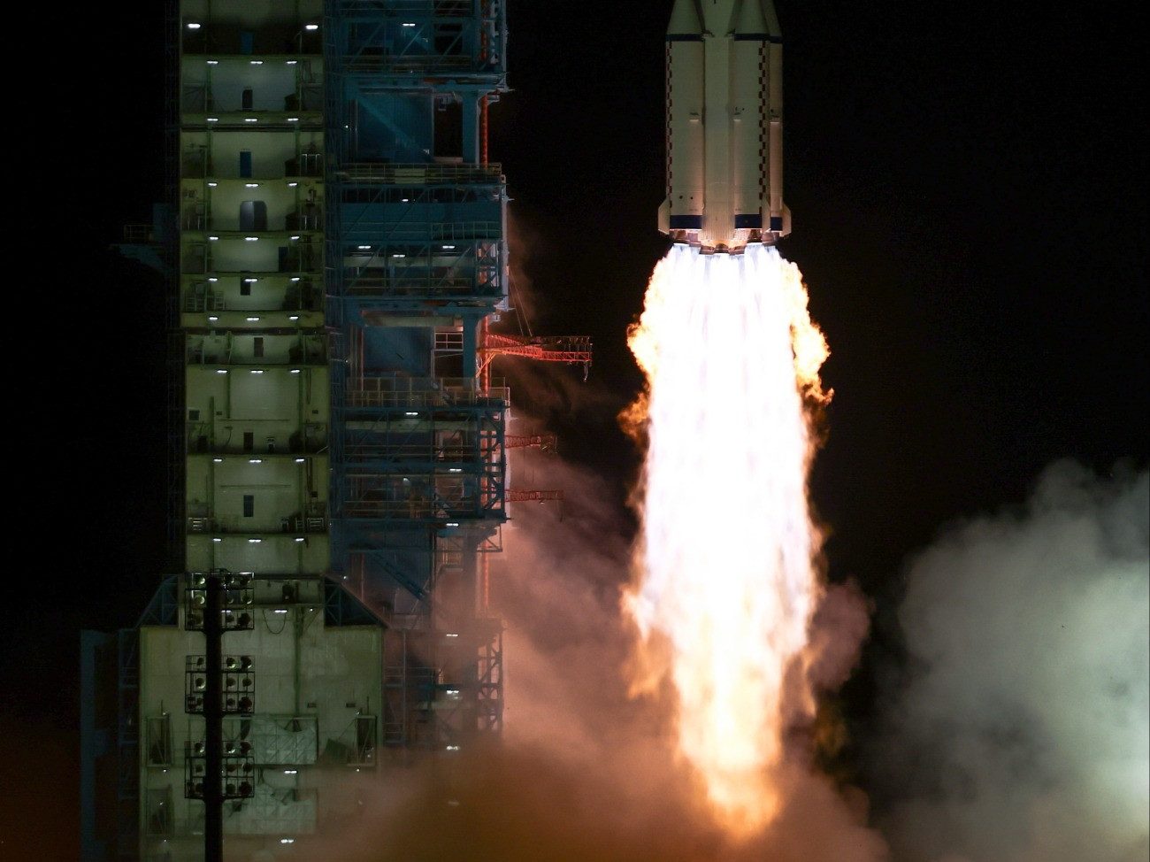 Csiucsüan, 2025. október 31.
Csang Hung-csang, Csang Lu és Vu Fej kínai ûrhajóssal a fedélzetén felbocsátják a Hosszú Menetelés 2F hordozórakétával összekapcsolt Sencsou-21 kínai ûrhajót az északnyugat-kínai Kanszu tartományban, a Gobi-sivatagban fekvõ Csiucsüani Mûholdindító Központban 2025. október 31-én.
MTI/EPA/Vu Hao