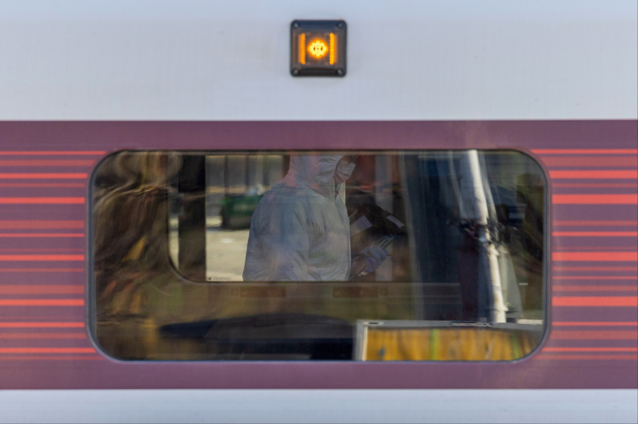 Huntingdon, 2025. november 2.
Helyszínelõ rendõrök a Cambridgeshire megyében fekvõ Huntingdon vasútállomásán veszteglõ vonaton 2025. november 2-án, miután a közelben késes támadás történt a Londonba tartó szerelvényen. Tízen megsérültek, közülük kilencen életveszélyesen. A két brit állampolgár támadót õrizetbe vették. A rendõrség nem terrorcselekménynek tekinti a támadást.
MTI/EPA/Tayfun Salci