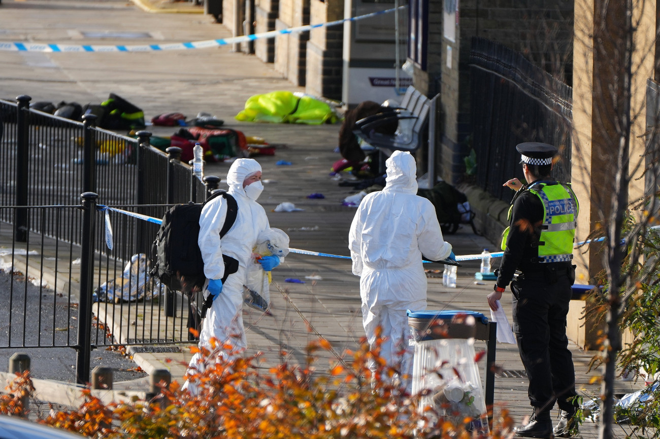 Huntingdon, 2025. november 2.
Helyszínelõ rendõrök a menekülõ utasok által hátrahagyott holmik elõtt, a Cambridgeshire megyében fekvõ Huntingdon vasútállomásán 2025. november 2-án, miután a közelben késes támadás történt egy Londonba tartó vonaton. Tízen megsérültek, közülük kilencen életveszélyesen. A két brit állampolgár támadót õrizetbe vették. A rendõrség nem terrorcselekménynek tekinti a támadást.
MTI/AP/Kirsty Wigglesworth