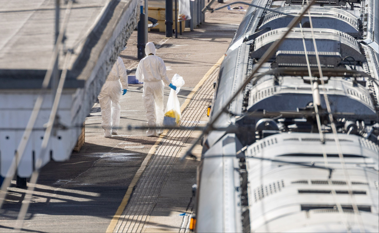 Huntingdon, 2025. november 2.
Helyszínelõ rendõrök a Cambridgeshire megyében fekvõ Huntingdon vasútállomásán 2025. november 2-án, miután a közelben késes támadás történt egy Londonba tartó vonaton. Tízen megsérültek, közülük kilencen életveszélyesen. A két brit állampolgár támadót õrizetbe vették. A rendõrség nem terrorcselekménynek tekinti a támadást.
MTI/EPA/Tayfun Salci