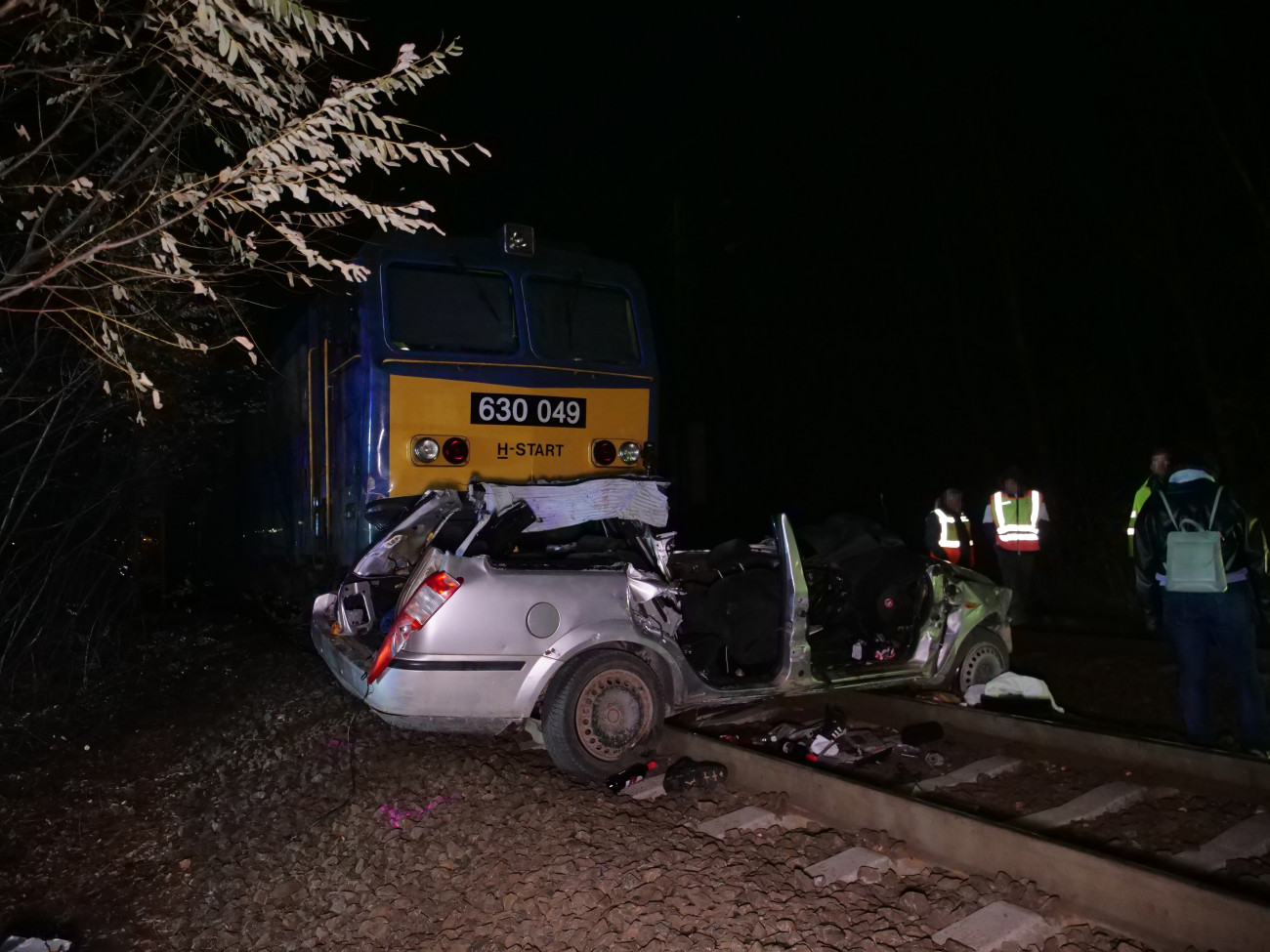 Szentmártonkáta, 2025. november 5.
Összeroncsolódott személyautó, miután összeütközött egy intercity vonattal Szentmártonkátán, a Vasútsoron lévõ vasúti átjárónál 2025. november 5-én. Az elõzõ nap este történt balesetben a jármûben utazó hat ember közül öten életüket vesztették.
MTI/Mihádák Zoltán