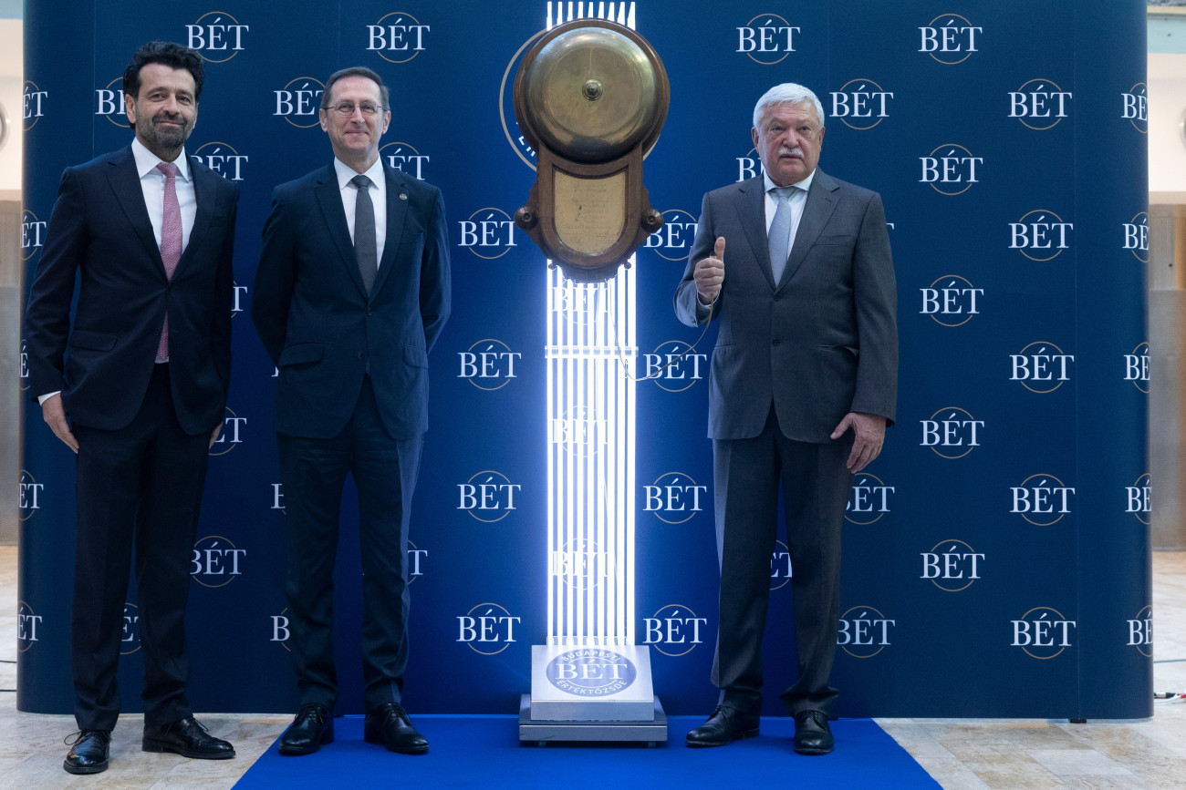 Budapest, 2025. november 5.
Csányi Sándor, az OTP Bank elnöke (j), Varga Mihály, a Magyar Nemzeti Bank elnöke (b2) és Tóth Tibor, a Budapesti Értéktõzsde vezérigazgatója (b) az ünnepélyes tõzsdei kereskedésindító csengetésen az OTP tõzsdére lépésének 30. évfordulója alkalmából rendezett jubileumi rendezvényen a Budapesti Értéktõzsde - MNB Budai Központban 2025. november 5-én.
MTI/Kocsis Zoltán