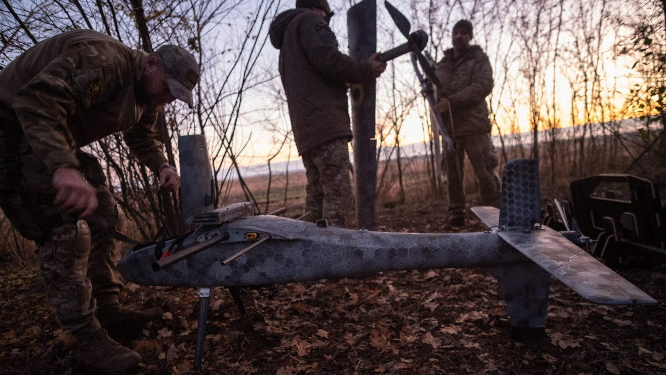 Pokrovszk, 2025. november 3.
Ukrán katona egy harci drónt készít fel az orosz erõk elleni éjszakai támadásra a kelet-ukrajnai Donyecki terüelten fekvõ Pokrovszk környékén húzódó frontvonalon 2025. november 3-án.
MTI/EPA/Maria Senovilla