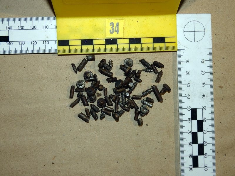 A monorierdői csőbombás merényletben használt bombában elhelyezett csavarok.