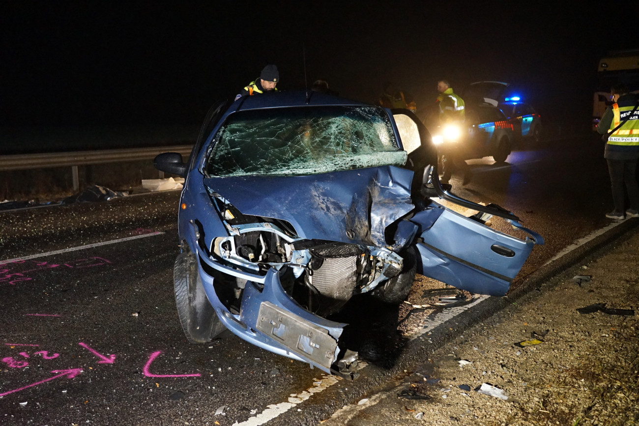 Rácalmás, 2025. november 14. 
Összeroncsolódott személyautó 2025. november 13-án este a 62-es főút 8-as kilométerénél, Rácalmás külterületén, ahol két autó frontálisan ütközött. A dunaújvárosi hivatásos tűzoltók mindkét járműből feszítővágó segítségével szabadítottak ki egy-egy embert. MTI/Mihádák Zoltán

