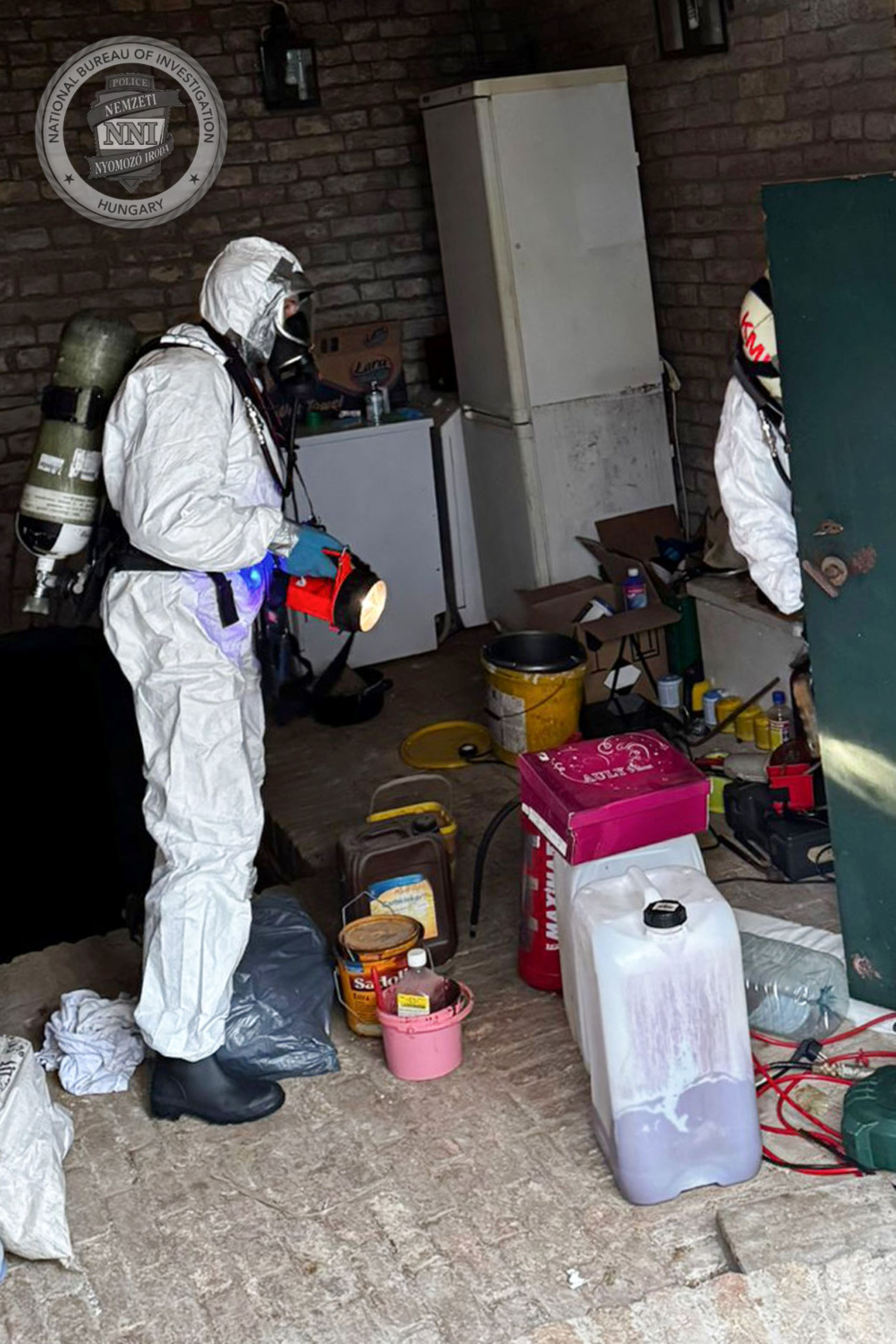 A metamfetamin előállításához használt 26 kilogramm vegyi anyagot - többek között jódot, foszfort, foszforsavat és lúgokat - találtak és foglaltak le a rendőrök.