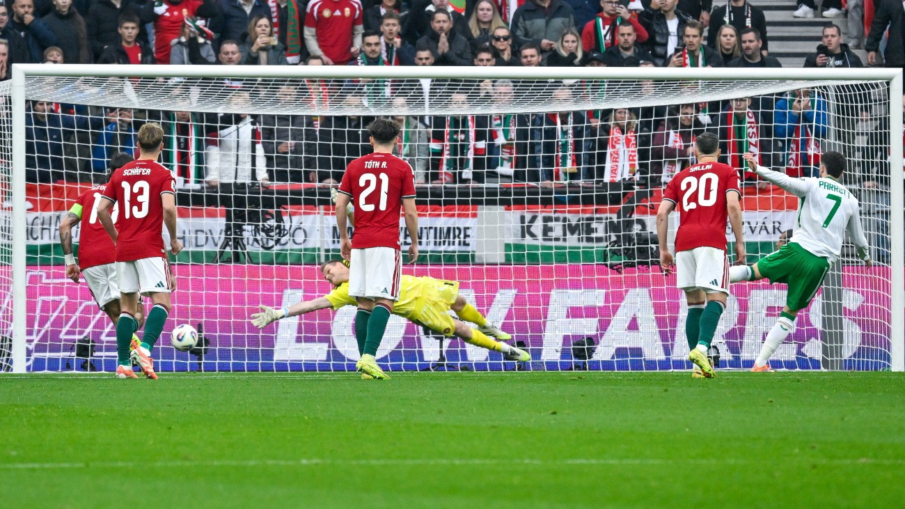 Budapest, 2025. november 16.
Az ír Troy Parrott (j) tizenegyesbõl gólt szerez a Magyarország - Írország labdarúgó világbajnoki selejtezõ mérkõzésen a Puskás Arénában 2025. november 16-án.
MTI/Hegedüs Róbert