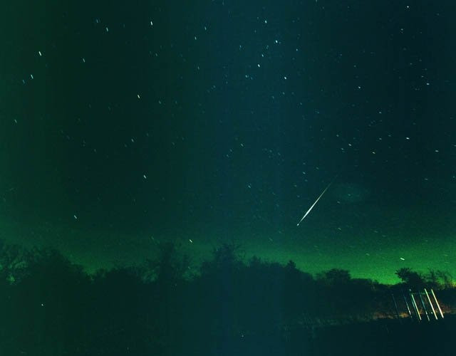 Leonida-meteor az éjszakai égbolton. A felvétel a New York állambeli Montauk Pointnál, Long Islanden készült. Forrás: Wikimedia