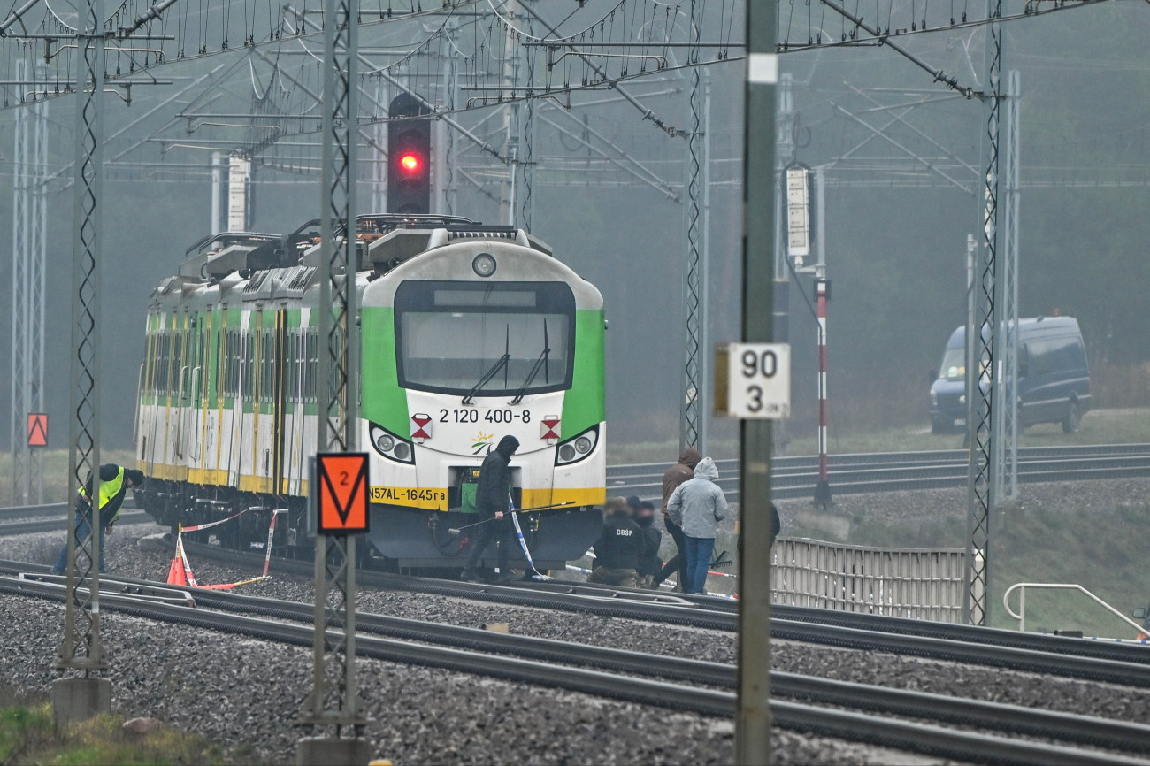 Mika, 2025. november 17.
Megrongált vasúti pályaszakasznál vizsgálódnak a hatóságok a Varsó-Deblin vasútvonalon, a közép-lengyelországi Garwolin városnál levõ Mika vasútállomás közelében 2025. november 17-én. Az elõzõ napon pályarongálásról tett jelentést egy mozdonyvezetõ, az elõzetes vizsgálat szerint robbantás okozta a kárt. Személyi sérülés nem történt.
MTI/EPA/PAP/Przemyslaw Piatkowski