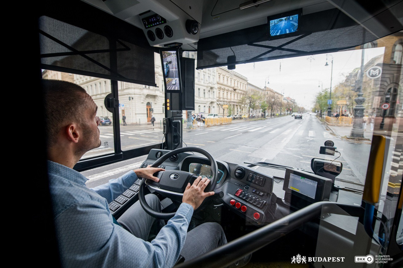 A BKK és szolgáltatója az ArrivaBus hétfőn elindította a BYD elektromos szóló autóbuszok első próbajáratát. Az új elektromos buszokkal decembertől a 105-ös és a 210-es vonalakon lehet majd utazni.