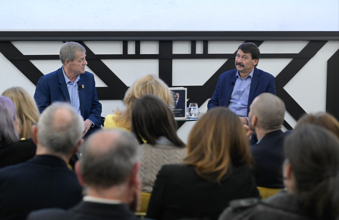 Stumpf István Széchenyi-díjas egyetemi tanár Áder János volt köztársasági elnökkel beszélget A haza minden előtt – Áder János tíz elnöki éve című könyv bemutatóján Budapesten, a Kertész Imre Intézetben 2025. november 19-én. Fotó: MTI/Bruzák Noémi