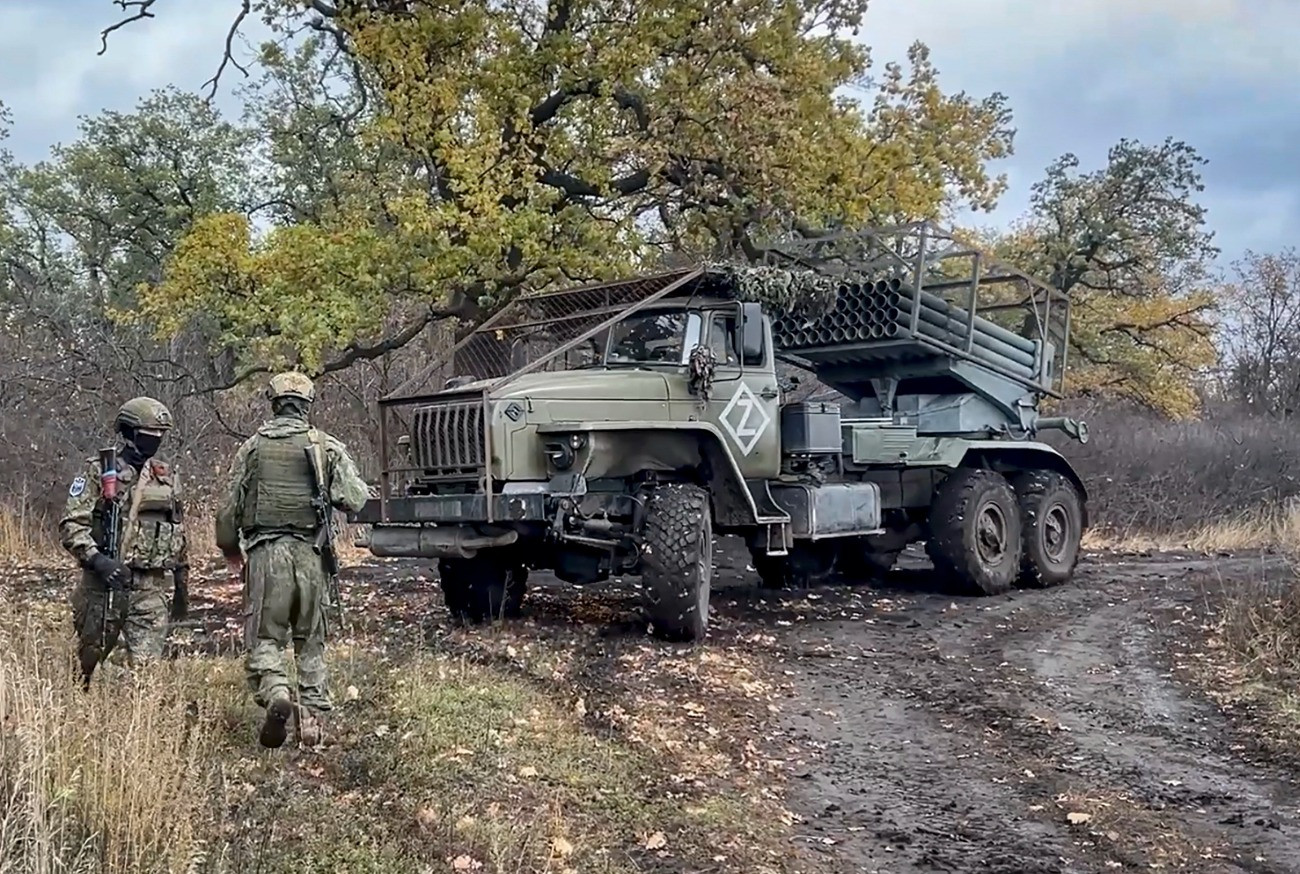 Ukrajna, 2025. november 17.
Az orosz védelmi minisztérium által 2025. november 17-én közreadott videóról készített képen orosz katonák 122 milliméteres BM-21-es Grad rakétavetõvel készülnek ukrán célpontra tüzelni egy nem megnevezett ukrajnai helyszínen.
MTI/EPA/Orosz védelmi minisztérium