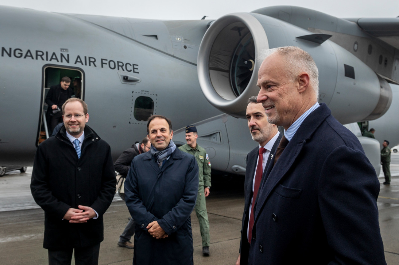 Kecskemét, 2025. november 21.
Szalay-Bobrovniczky Kristóf, Magyarország honvédelmi minisztere (j) és Marcio Monteiro, az Embraer Defense & Security marketing igazgatója (j2) a Magyar Honvédség vitéz Szentgyörgyi Dezsõ 101. Repülõdandár kecskeméti bázisán, ahova megérkezett a második magyar KC-390 Millennium katonai szállítórepülõgép 2025. november 21-én.
MTI/Ujvári Sándor