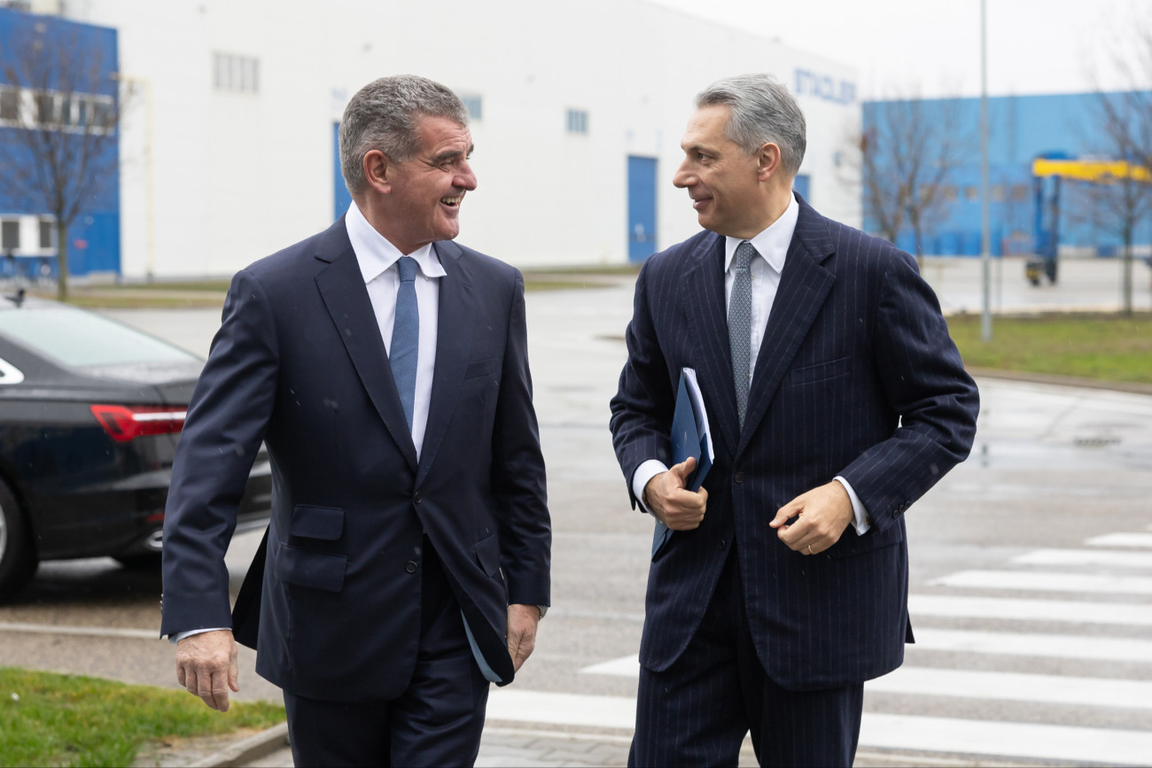 Szolnokon leleplezték a GYSEV FLIRT InterCity motorvonatának első festett kocsiszekrényét