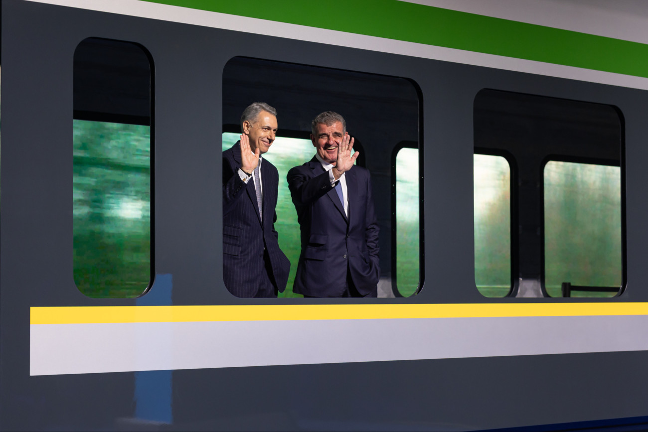 Szolnokon leleplezték a GYSEV FLIRT InterCity motorvonatának első festett kocsiszekrényét