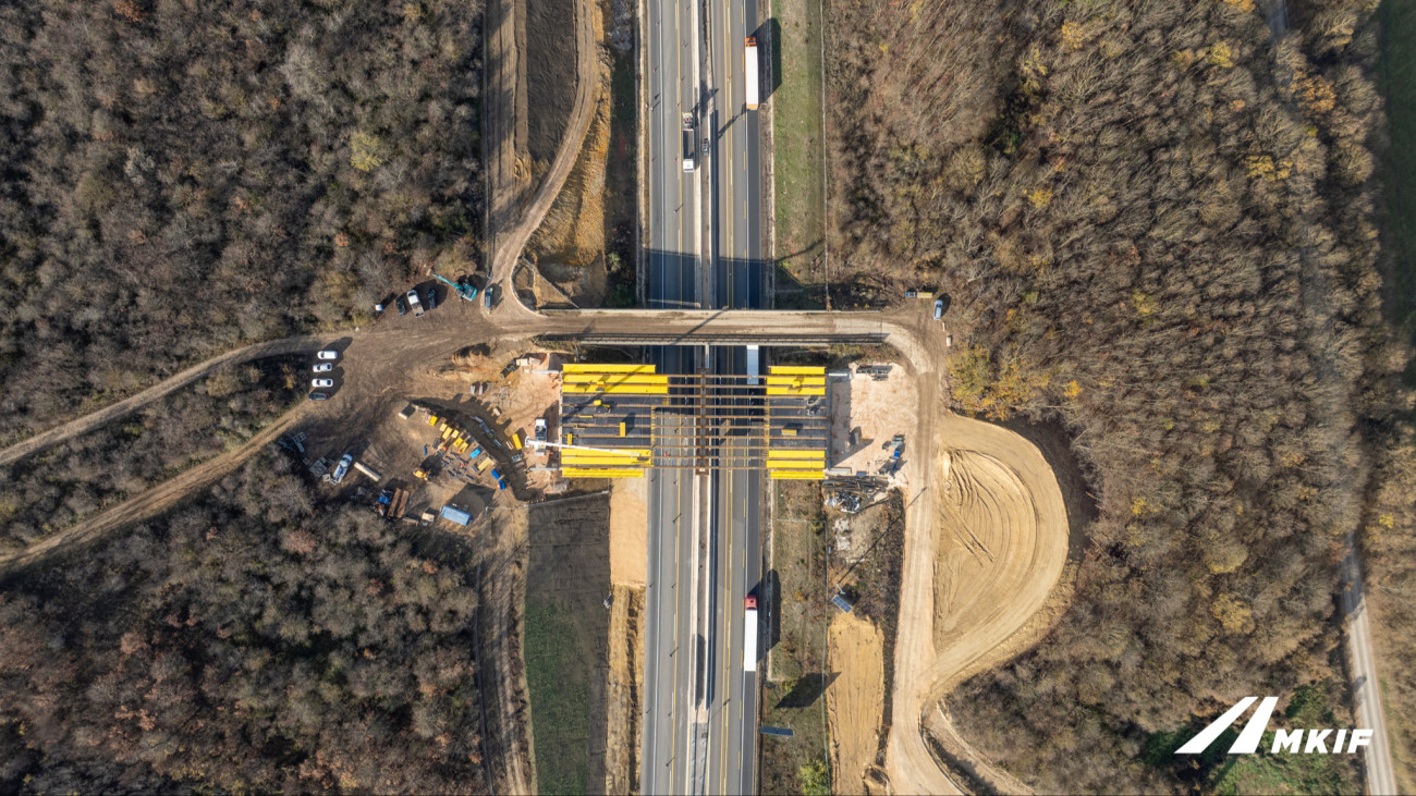 M1-es autópálya bővítése