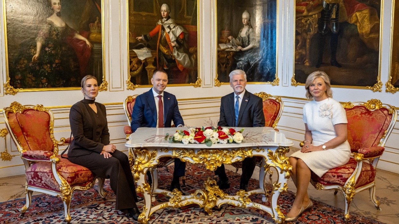 Prága, 2025. november 24.
Petr Pavel cseh elnök (j2) és felesége, Eva Pavlova(j) valamint Karol Nawrocki lengyel államfõ és neje, Marta Nawrocka találkozója a prágai várban 2025. november 24-én.
MTI/EPA/Martin Divisek