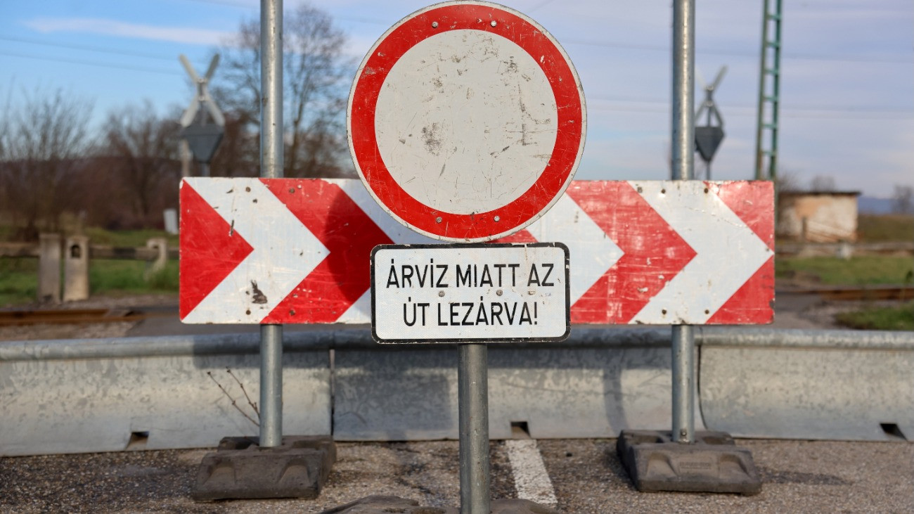 Sajóivánka, 2025. november 28.
Útlezárás a Sajó folyó áradása miatt a Sajóivánka és Sajókaza közötti úton, Sajóivánkán 2025. november 28-án.
MTI/Vajda János