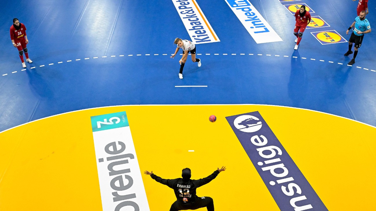 s-Hertogenbosch, 2025. november 29.
Klujber Katrin (k) dob kapura a holland-német közös rendezésû nõi kézilabda-világbajnokság B csoportjának 2. fordulójában játszott Irán - Magyarország mérkõzésen a hollandiai 's-Hertogenboschban 2025. november 29-én. A magyar válogatott 47-13-re gyõzött, ezzel középdöntõbe jutott.
MTI/Szigetváry Zsolt