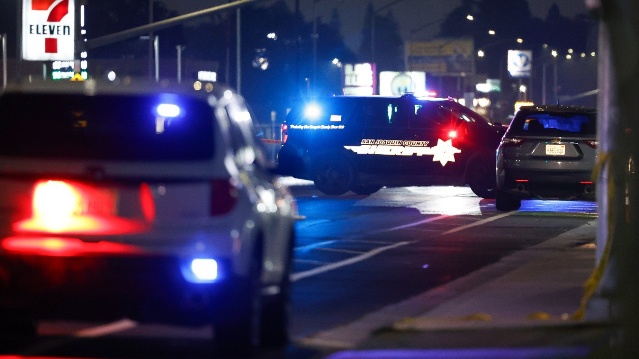 Stockton, 2025. november 30.
Helyszínt biztosító rendõrautó a kaliforniai Stocktonban 2025. november 29-én, miután lövöldözés volt egy családi összejövetelen, és négy személy  köztük gyermek és felnõtt  életét vesztette, tíz pedig megsebesült. A tettest még keresik.
MTI/EPA/John G. Mabanglo