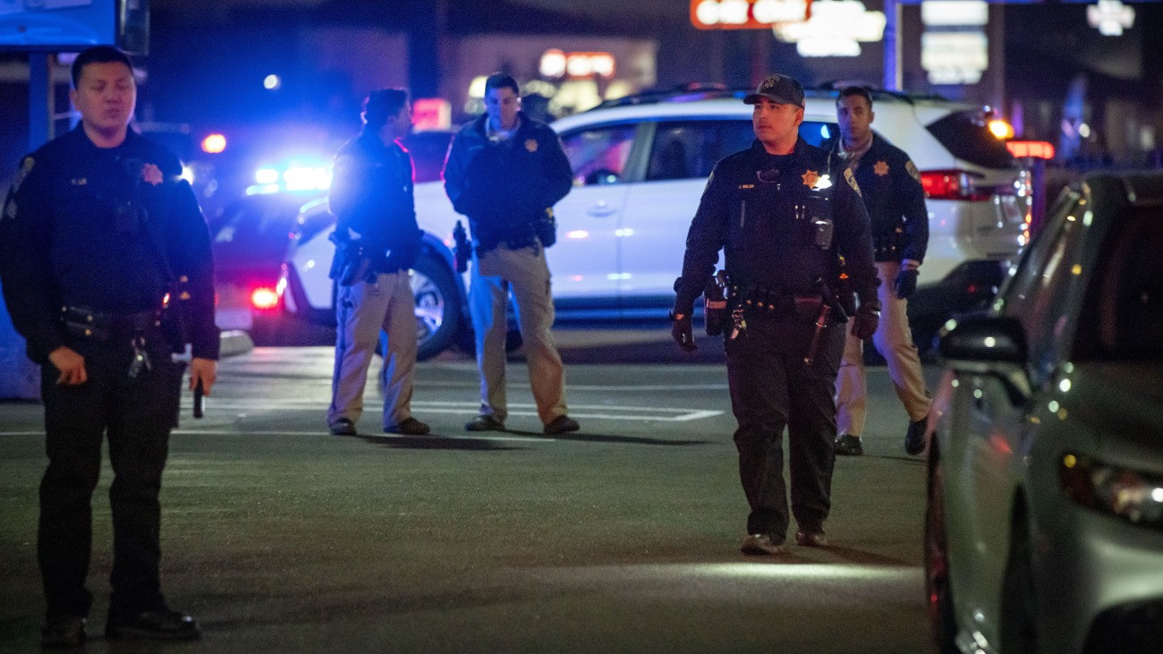 Stockton, 2025. november 30.
Helyszínt biztosító rendõrök a kaliforniai Stocktonban 2025. november 29-én, miután lövöldözés volt egy családi összejövetelen, és négy személy  köztük gyermek és felnõtt  életét vesztette, tíz pedig megsebesült. A tettest még keresik.
MTI/AP/Ethan Swope