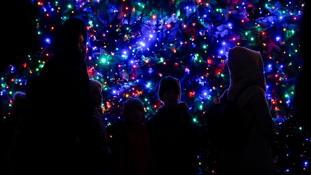 Budapest, 2025. november 30.
Fényfüzér az ország karácsonyfáján a felkapcsolása napján, advent elsõ vasárnapján az Országház elõtti Kossuth Lajos téren 2025. november 30-án. A karácsonyfát egy 130 centiméteres, 25 kilogramm súlyú betlehemi csillag ékesíti és egy 16 ezer energiatakarékos, színes LED izzókat tartalmazó, 2500 folyóméternyi fényfüzér világítja meg.
MTI/Hegedüs Róbert