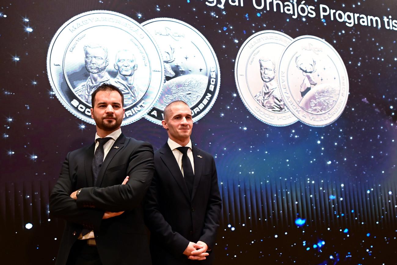 Budapest, 2025. december 1.
Kapu Tibor kutatóûrhajós (b) és Cserényi Gyula tartalékos kutatóûrhajós a 2025-ös magyar ûrrepülés tiszteletére készült emlékérme kibocsátása alkalmából tartott budapesti ünnepségen a Magyar Nemzeti Bank (MNB) Teátrumában 2025. december 1-jén.
MTI/Kovács Attila