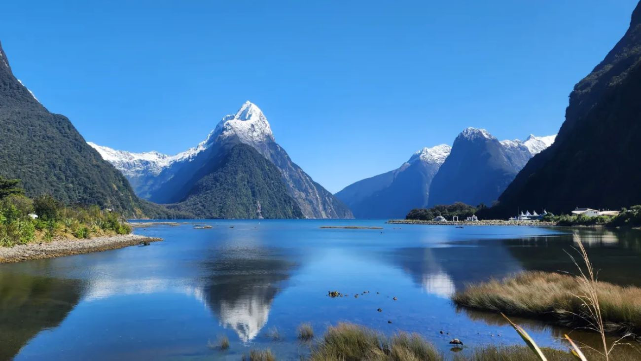 A Milford Sound Új-Zéland Déli-szigetén, a Fiordland Nemzeti Park területén található. A közvetlenül a tengerparton fekvő fjordban meredek sziklák, vízesések és buja esőerdők találhatók. Kép: Wikipédia
