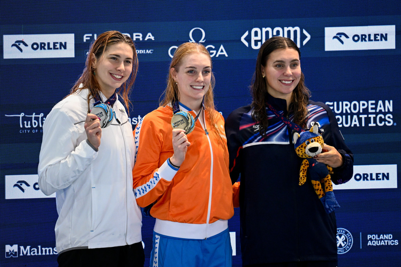 Lublin, 2025. december 4.
Az ezüstérmes Ábrahám Minna, gyõztes holland Marrit Steenbergen és a bronzérmes brit Freya Colbert (b-j) a nõi 200 méteres gyorsúszás eredményhírdetésén a rövidpályás úszó Európa-bajnokságon a lengyelországi Lublinban 2025. december 4-én.
MTI/Bodnár Boglárka