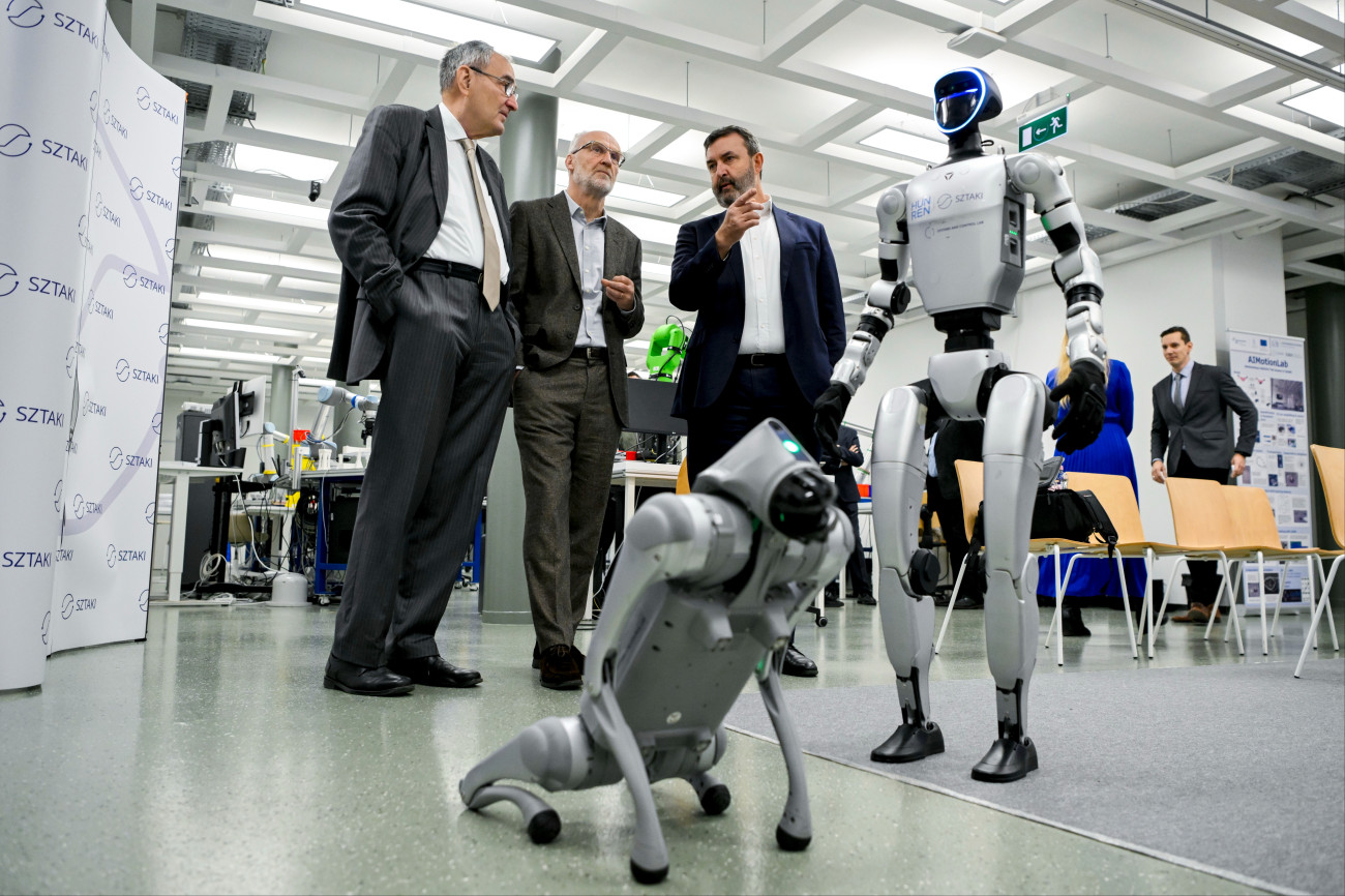 Budapest, 2025. december 1.
Palkovics László, a mesterséges intelligenciáért felelõs kormánybiztos (j), Monostori László, a HUN-REN SZTAKI igazgatója (k) és Váncza József professzor, a HUN-REN SZTAKI Mérnöki és Üzleti Intelligencia Kutatólaboratóriumának részlegvezetõje a HUN-REN Számítástechnikai és Automatizálási Kutatóintézet (SZTAKI) humanoid és négylábú robotok fejlesztésével foglalkozó kutatócsoportjának létrehozásáról tartott sajtótájékoztatón a HUN-REN SZTAKI innovációs és demonstrációs épületében 2025. december 1-jén.
MTI/Purger Tamás