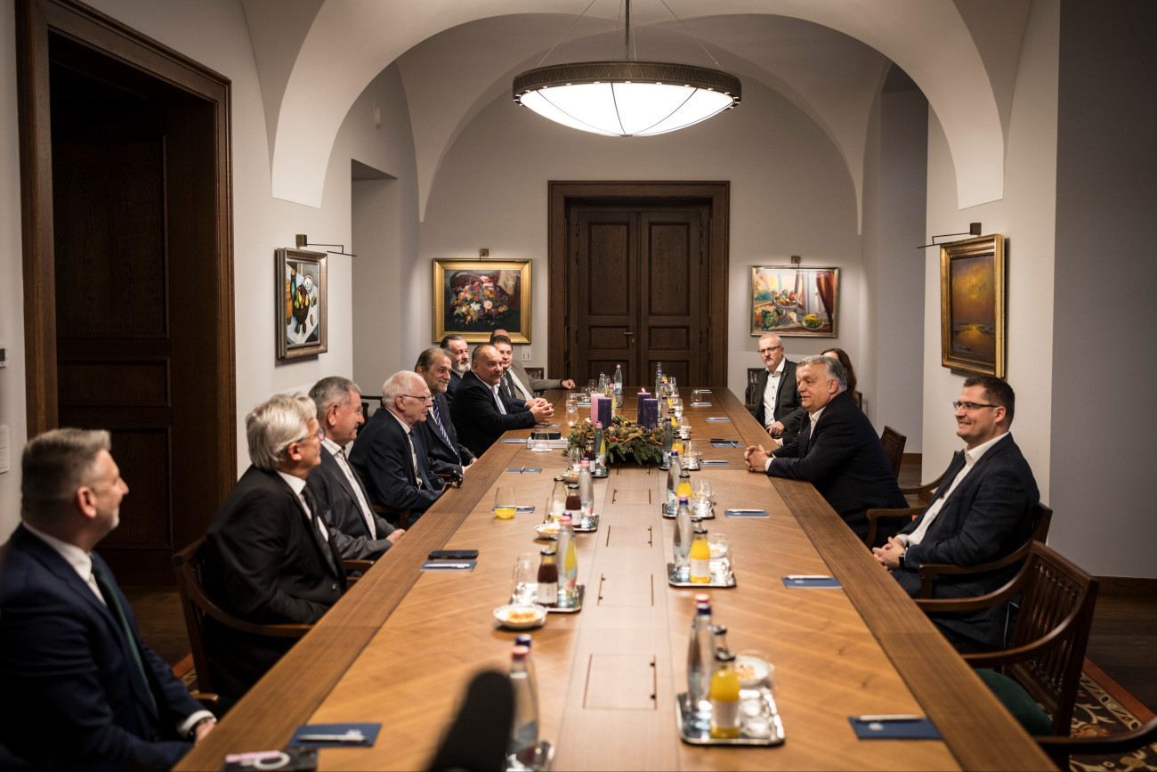 Budapest, 2025. december 5.
A Miniszterelnöki Kommunikációs Fõosztály által közreadott képen Orbán Viktor miniszterelnök (j2) evangéliumi és neoprotestáns keresztény vezetõket fogad a Karmelita kolostorban 2025. december 5-én. Mellette Nagy János, a Miniszterelnöki Irodát vezetõ államtitkár (j).
MTI/Miniszterelnöki Kommunikációs Fõosztály/Kaiser Ákos