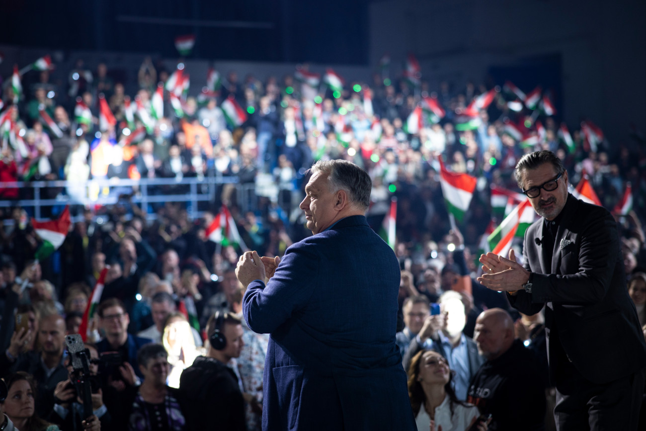 Kecskemét, 2025. december 6.
A Miniszterelnöki Kommunikációs Fõosztály által közreadott képen Orbán Viktor miniszterelnök (b) a színpadon a digitális polgári körök által szervezett háborúellenes gyûlésen Kecskeméten 2025. december 6-án. Mellette Csiszár Jenõ mûsorvezetõ.
MTI/Miniszterelnöki Kommunikációs Fõosztály/Fischer Zoltán