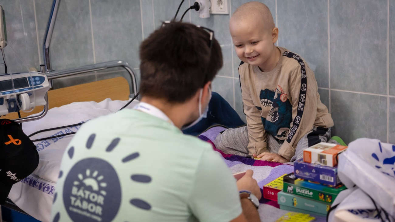 Kórházi játék egy daganatos kisgyerekkel karaácsonykor
