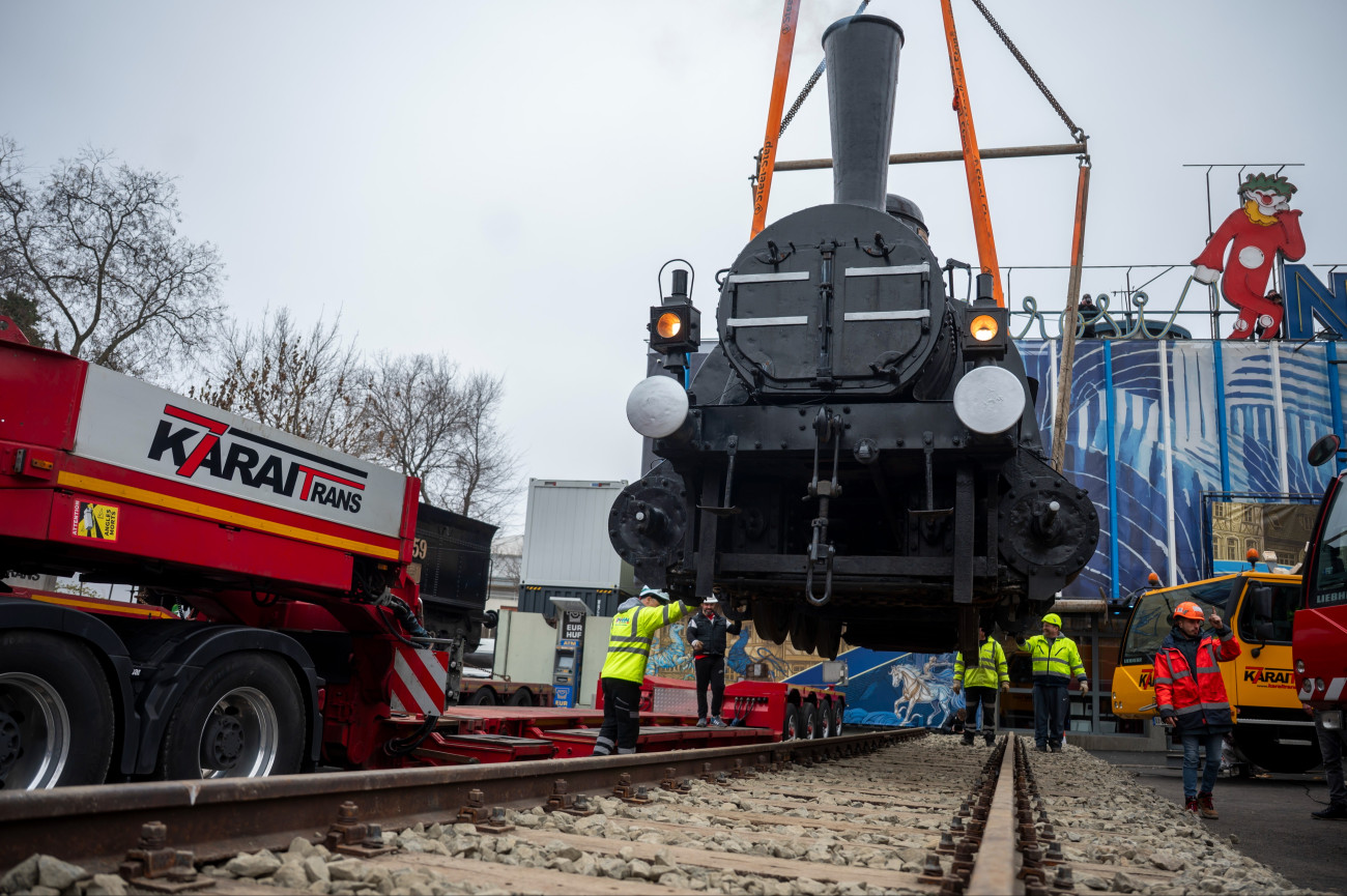 Budapest, 2025. december 12.
Gõzmozdonyt emelnek darukkal Budapesten, a Fõvárosi Nagycirkusz elé a XVI. Budapest Nemzetközi Cirkuszfesztivál alkalmából 2025. december 12-én. A budapesti rendezvényen négy kontinens több mint 200 világhírû artistája öt különbözõ mûsorblokkban mutatkozik be és méretteti meg magát 2026. január 7. és 12. között. A több mint százéves, üzemképes mozdony a Nemzeti Cirkuszmûvészeti Központ és a Magyar Mûszaki és Közlekedési Múzeum együttmûködése révén két hónapig fog állni a Fõvárosi Nagycirkusz elõtti téren. A két kulturális intézmény együttmûködésének célja, hogy felhívják a figyelmet a magyar kultúra értékeire, valamint a tudás és az innováció fontosságára.
MTI/Balogh Zoltán