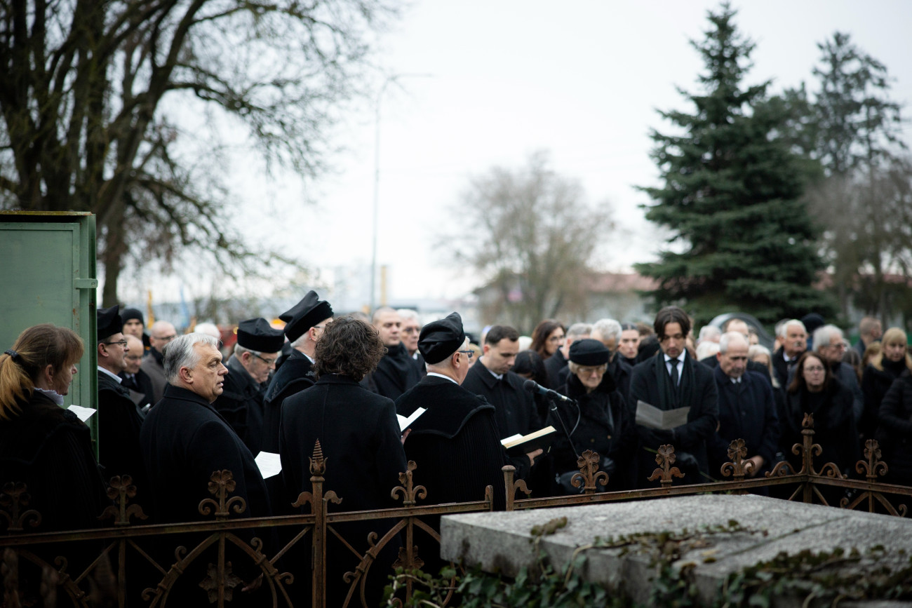 Rimaszombat, 2025. december 12.
A Miniszterelnöki Kommunikációs Fõosztály által közreadott képen Orbán Viktor miniszterelnök (elöl, b2) az életének 89. évében elhunyt Erdélyi Géza, a Szlovákiai Református Keresztyén Egyház nyugalmazott püspöke, az Emberi Méltóság Tanácsának alelnöke búcsúztatásán Rimaszombaton 2025. december 12-én.
MTI/Miniszterelnöki Kommunikációs Fõosztály/Fischer Zoltán