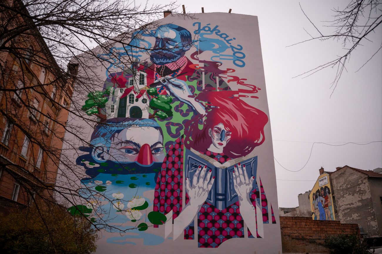 Budapest, 2025. december 16.
A Jókai200 emlékév alkalmából hirdetett országos köztéri mûvészeti program keretében készült, Jókai Mórt ábrázoló falfestmény a budapesti Kis Diófa utcában 2025. december 16-án.
MTI/Balogh Zoltán