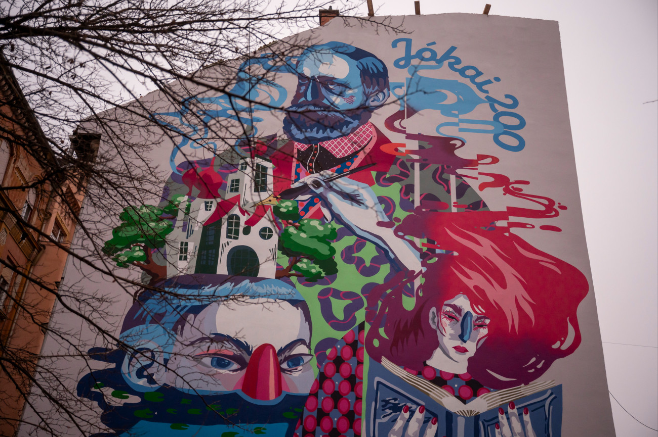 Budapest, 2025. december 16.
A Jókai200 emlékév alkalmából hirdetett országos köztéri mûvészeti program keretében készült, Jókai Mórt ábrázoló falfestmény a budapesti Kis Diófa utcában 2025. december 16-án.
MTI/Balogh Zoltán