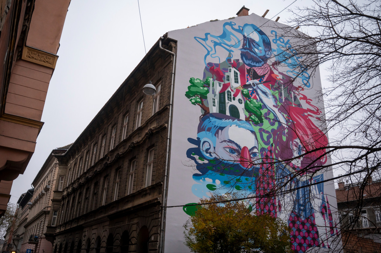 Budapest, 2025. december 16.
A Jókai200 emlékév alkalmából hirdetett országos köztéri mûvészeti program keretében készült, Jókai Mórt ábrázoló falfestmény a budapesti Kis Diófa utcában 2025. december 16-án.
MTI/Balogh Zoltán