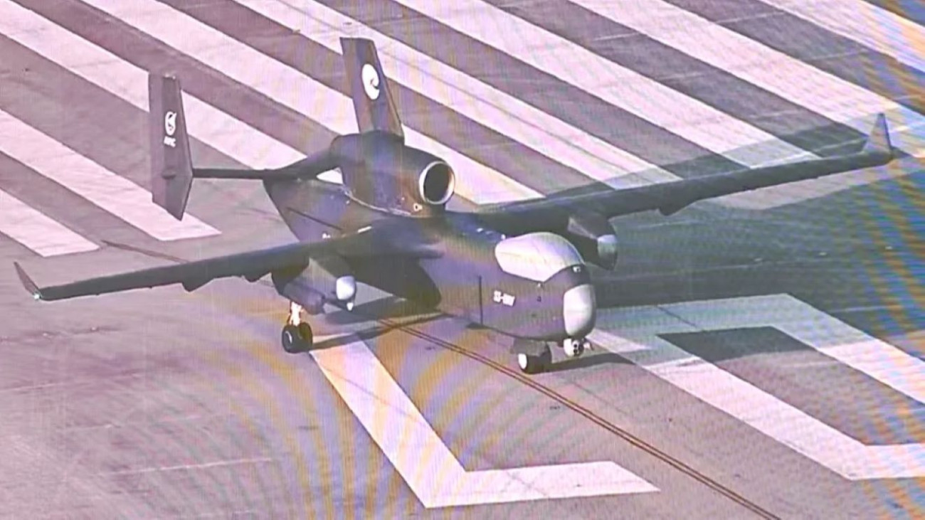 A kínai drónhordozó robot nagyjából akkor, mint a Magyar Honvédség  Dassault Falcon 7X repülőgépe. Kép: Chinese internet via X