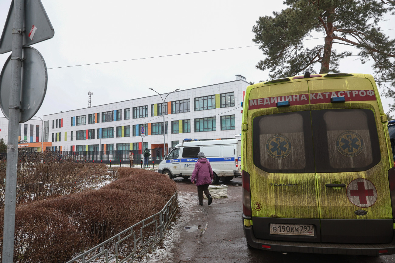 Odincovszkij körzet, 2025. december 16.
Rendõrök és mentõk az Uszpenszkij középiskola bejáratánál, a moszkvai Odincovszkij körzetben 2025. december 16-án, miután késes támadás történt az intézményben. A késelés következtében egy diák életét vesztette, három tanuló, valamint egy biztonsági õr megsebesült. Az elkövetõt késõbb elfogták.
MTI/EPA/Makszim Sipenkov