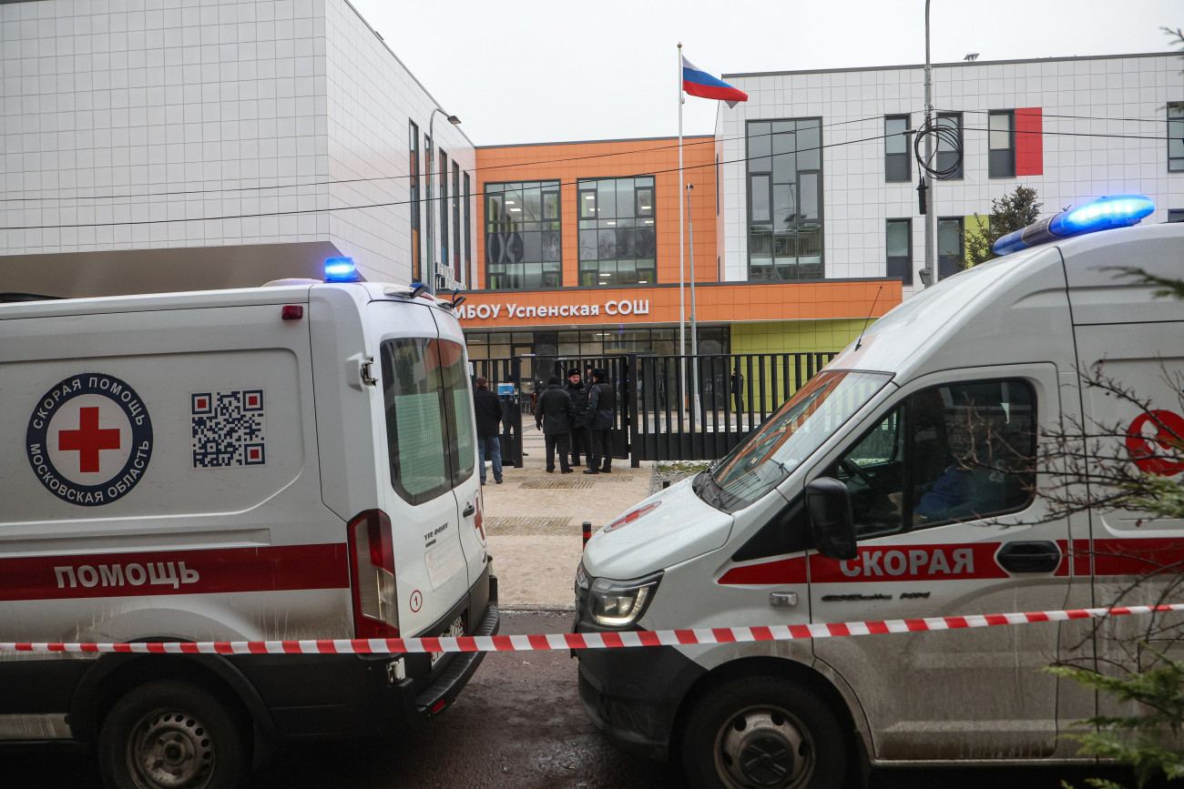 Odincovszkij körzet, 2025. december 16.
Mentõautók az Uszpenszkij középiskola bejáratánál, a moszkvai Odincovszkij körzetben 2025. december 16-án, miután késes támadás történt az intézményben. A késelés következtében egy diák életét vesztette, három tanuló, valamint egy biztonsági õr megsebesült. Az elkövetõt késõbb elfogták.
MTI/EPA/Makszim Sipenkov