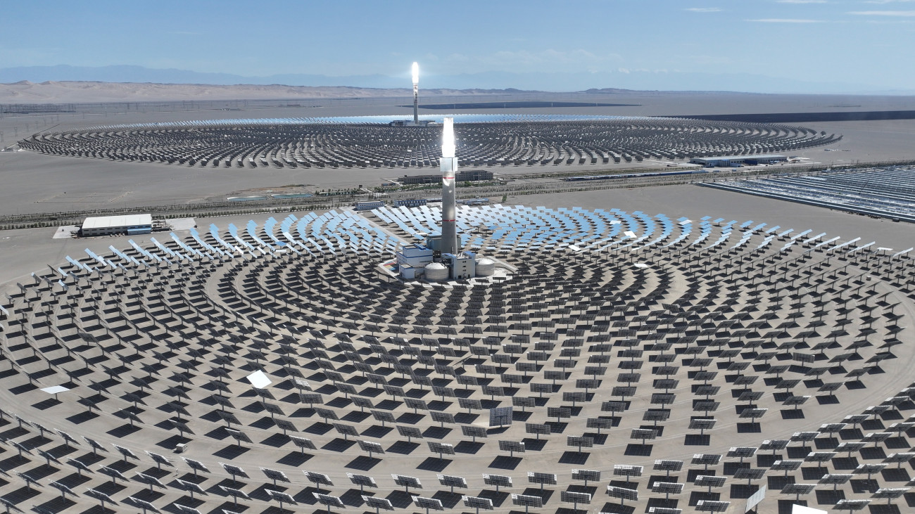 Olvadt sót használó napkollektoros hőerőmű Dunhuangban - Forrás: Getty Images/NurPhoto