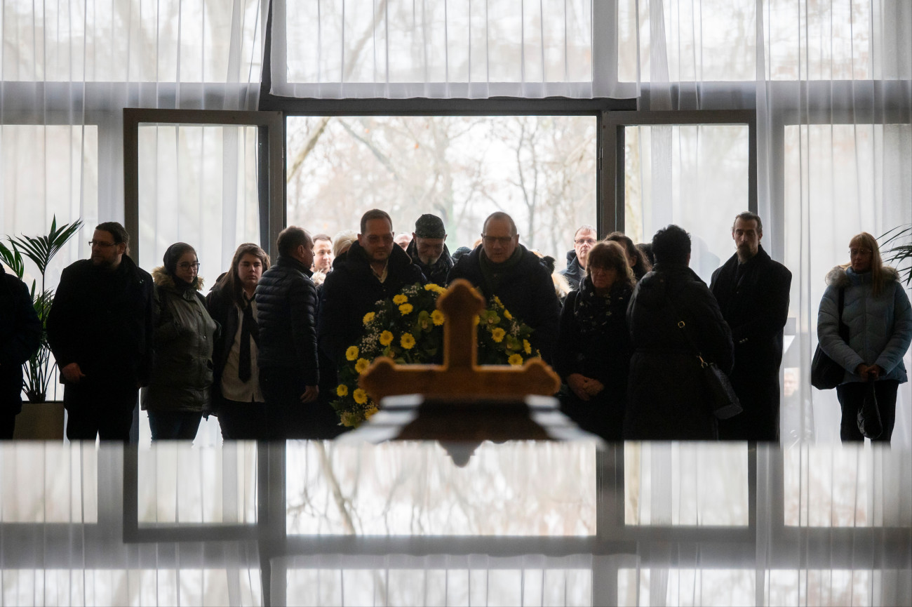 Budapest, 2025. december 19.
Résztvevõk Kálloy Molnár Péter színmûvész búcsúztatásán Budapesten a Fiumei úti sírkertben 2025. december 19-én.
MTI/Balogh Zoltán