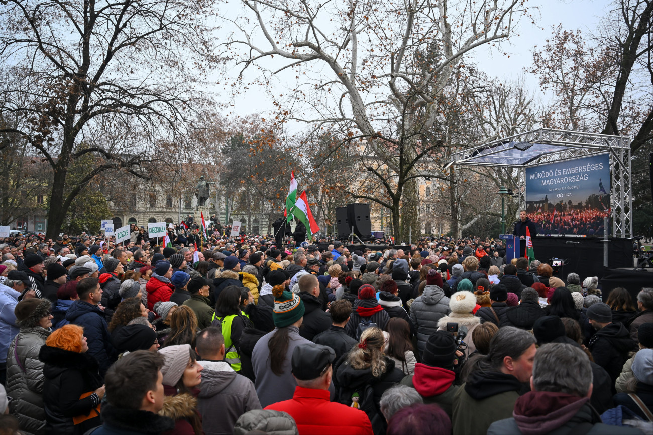 Szeged, 2025. december 20.
Magyar Péter, a Tisza Párt elnöke beszédet mond a párt országjárásának szegedi állomásán 2025. december 20-án.
MTI/Czeglédi Zsolt