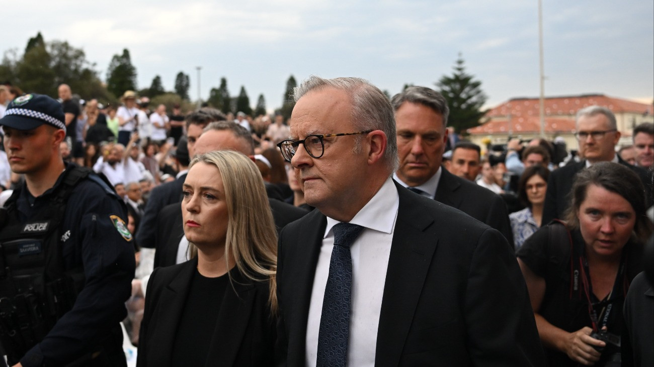 Sydney, 2025. december 21.
Anthony Albanese ausztrál miniszterelnök (j) és felesége, Jodie Haydon érkezik az ausztrál terrortámadás áldozatainak emlékére rendezett virrasztásra a sydney-i Bondi Beach-en 2025. december 21-én. Egy héttel korábban az 50 éves Sajid Akram, és fia, a 24 éves Naveed Akram egy gyaloghídról nyitott tüzet a zsidó közösség tagjaira, akik éppen hanuka ünnepét köszöntötték. A támadók tizenöt emberrel végeztek és mintegy negyvenet megsebesítettek a tengerpart melletti parkban. A rendõrök az idõsebb támadót agyonlõtték, fiát kórházban ápolják.
MTI/EPA/AAP/Dean Lewins