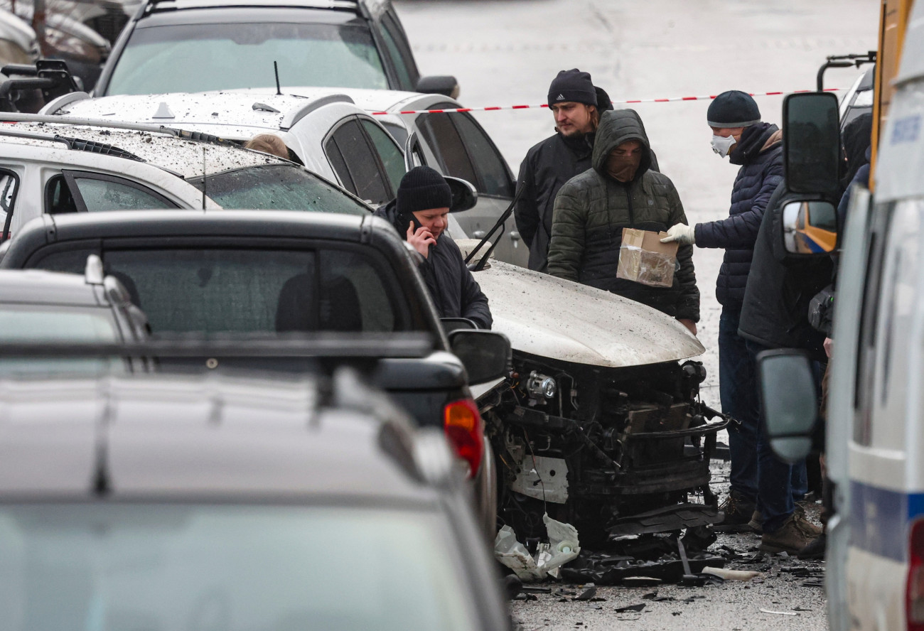 Moszkva, 2025. december 22.
Helyszínelõ rendõrök Moszkvában 2025. december 22-én, miután egy autóba rejtett pokolgéppel meggyilkolták Fanyil Szarvarov altábornagyot, az orosz fegyveres erõk operatív felkészítésért felelõs vezetõjét.
MTI/EPA/Makszim Sipenkov